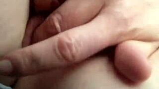 Riisun alushousut autossa, masturboin julkisesti