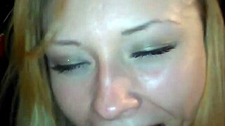 Blondă curvă cu ochi albaștri îmi spune că mă iubește în timp ce suge pula monstruoasă