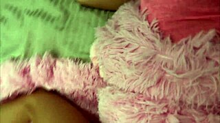 Przyrodnia siostra położyła się odpocząć. Wsunąłem kutasa w jej ciasny tyłeczek 18+ od razu