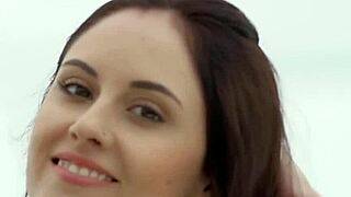 Øh, jeg så en sexhotte strippe for at forføre ved poolen!