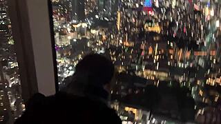 ほら、アジアン18歳ティーンがハードコアドッグスタイルで曲げられてるよ！