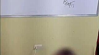 Angleška učiteljica demonstrira predmet skozi intimne lekcije z mlado 18+ Latino študentko