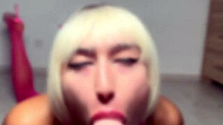 Slatka sissy uzima ogromni dildo, guši se snažno jebući svoju raširenu dupe u divljoj trans igri