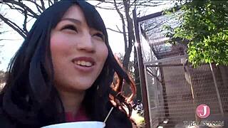 Globoko sesa kurca na vseh štirih z vakuumskim sesanjem in tit-jobom