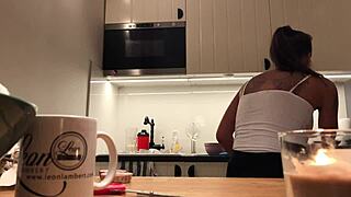 סילביה חסרת חזייה עם פוקיז מושלמים נתפסה במצלמת המטבח, לא מציאותי! 😍