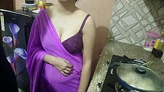 देसी इंडियन स्टेप मॉम शॉक करती है विवेक को डर्टी हिंदी टॉक से