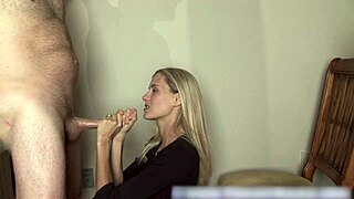 blondi-hotwife Mindy eli Yummymama himoitsee sperma-kasvoja likaisella puheella