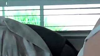 老太太沉迷独自享乐时光