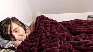 새엄마 침대로 몰래 들어가 세게 박아줬어