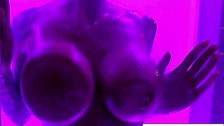 Katson tätä taiteellista märkää masturbaatiota tatuoitu milfiltä... niin kuuma