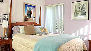 Kypsä cougar opastaa nuoren 18+ tytön kuuman lesbo-leikin pariin.