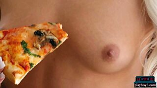 젊은 페티트 18+ 틴 블론드 엘사 진이 피자랑 누드 스트립