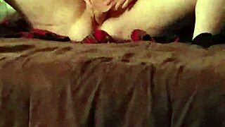 O bože, moja žena se igra sa 10-inčnim vibratorom kod kuće! Ne mogu da skrenem pogled sa ove kurvinske predstave.