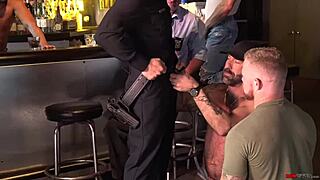 Копчета нахлуват в бар за луда групова ебачка - част 1