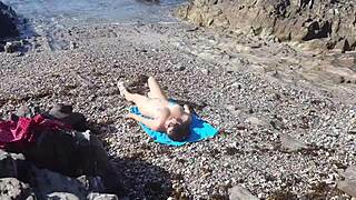 Exhibitionist Thrill macht Nudist-MILF am Strand mit Blasen an