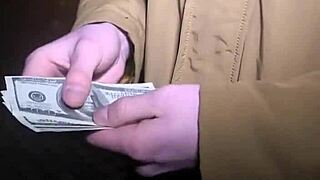 Stakkars kjæreste ser venn bore eks-kjæreste for penger