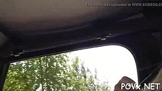 ¡Oye, quieres ver a esta linda nena exponer su coño para follar POV caliente en un juego?