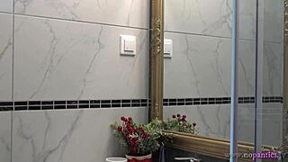 Uau! Soție blondă sexy schimbă chiloți în baie!