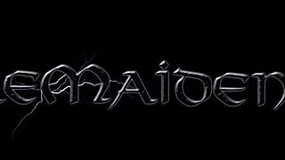 Wow! Gola rdečelaska divje masturbira v gozdu!