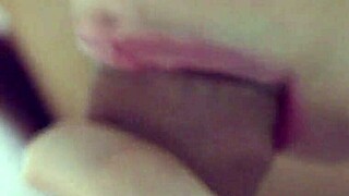 मीठा धीमा लार वाला ब्लोजॉब क्लोज-अप, ब्लॉन्ड हर बूंद कुम निगलती है