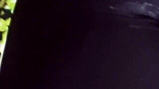 Mannens venner nyter meg, onanerer og kommer mens jeg hviler