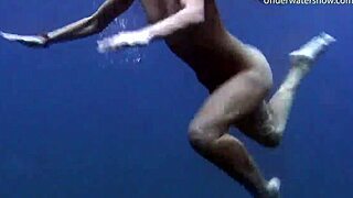 Βούτα μαζί μας, σέξι κορίτσια κολυμπάνε υποβρύχια στις ακτές της Τενερίφης!