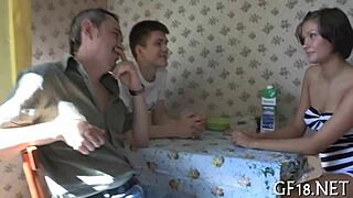 Studerende samles til livlige fester med venner og sjove vibes.