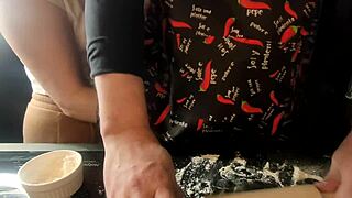 Cozinhando Pau para o Jantar, Batendo e Empanando Pênis na Farinha, Parte 1/3