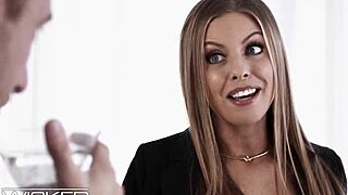 Britney Amber se pone cachonda con cita de Tinder para follar salvaje