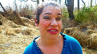 大胆な家政婦が公衆でフラッシュし、恥ずかしい散歩中に顔から精液が滴るのを見たことある？