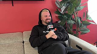 Lily Phillips, seksi punca iz soseščine, se potopi v svojo prvo divjo porno sceno.