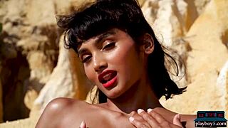 Babe MILF indienne Angel Constance bronze ses gros seins naturels dehors ?