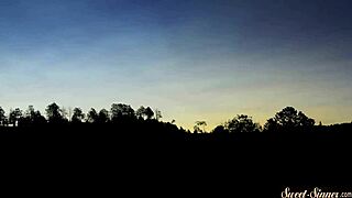 Pikksugende stesøster blir puld utendørs, wow! 😍