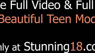 Молодая модель с золотыми волосами раздевается догола для эротической фотосессии