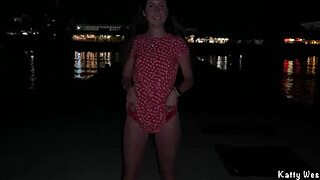 Περπατώντας εντελώς γυμνή στην παραλία δημόσια με τρυπημένα θηλυκά