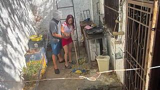 Thuisgekomen en zag haar wassen in een rok... kon die kont niet weerstaan! 😈