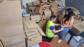 Ahh, minha chefe latina me pegou preguiçando no telefone no armazém... e agora?