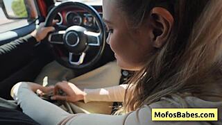 Yo, blond ung dame 18+ Chloe Rose gir Charles Dera våt blowjob i bilen!