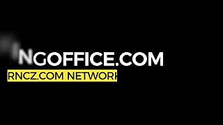 Oye loca ayudante cachonda, ¿quieres agacharte para perrito salvaje ahora mismo?