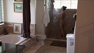 Wow! Mijn Franse stiefmoeder wil vrienden zijn, naakt uitkleden deel 1!