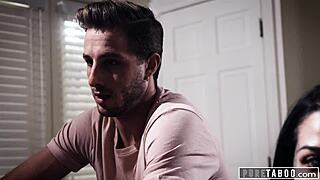 Ehi, guarda pure taboo con la teen ebony vulnerabile 18+ jenna foxx in un trio roommate selvaggio