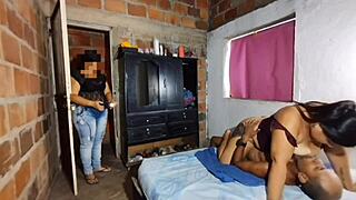 हॉर्नी लैटिना स्टेपमॉम के हॉटेस्ट मोमेंट्स स्टेपसन को चोदते हुए, ककोल्ड काम पर