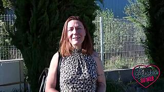 Wendy, niegrzeczna francuska fryzjerka, pragnie twojego głodnego spojrzenia