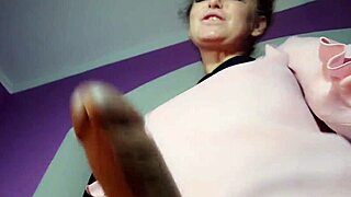 Сексуальная секретарша доминирует с игрушками и большой задницей