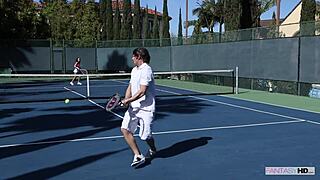 Moj teniski trener se sledio videvši moju glatku pičku pre misionarskog jebanja