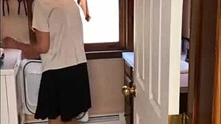 Milf sexy cède au voisin dans la buanderie