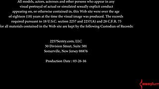 Kingsley, schiava dal culo a bolla, prende punizione anale. Gargarizza sborra in garage disordinato.