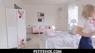 สาวโรงเรียนตัวเล็ก 18+ เจมี่ เจ็ตต์ ขายลูกอมให้โบสถ์ โดนฝนตก แอบเข้าบ้านคนแปลกหน้าเพื่อ POV แอคชั่นสุดมันส์