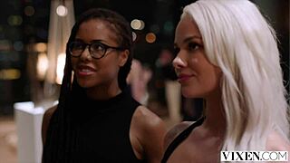 ビクセン・モデル Elsa Jean が玉舐めと顔面騎乗でワイルドに