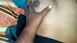 देसी हॉट वाइफ को क्लोजअप में स्टिकी कमशॉट मिलता है